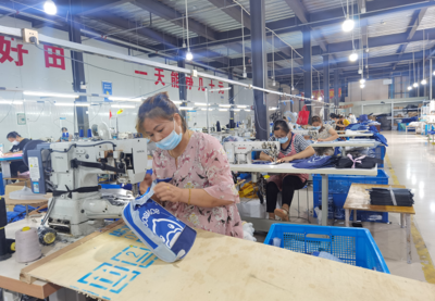 王家壩扶貧車(chē)間 家門(mén)口的箱包工廠，讓夢(mèng)想在家鄉(xiāng)生根發(fā)芽